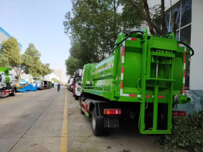 Dongfeng 4x2 9 ton kitchen waste truck Picture