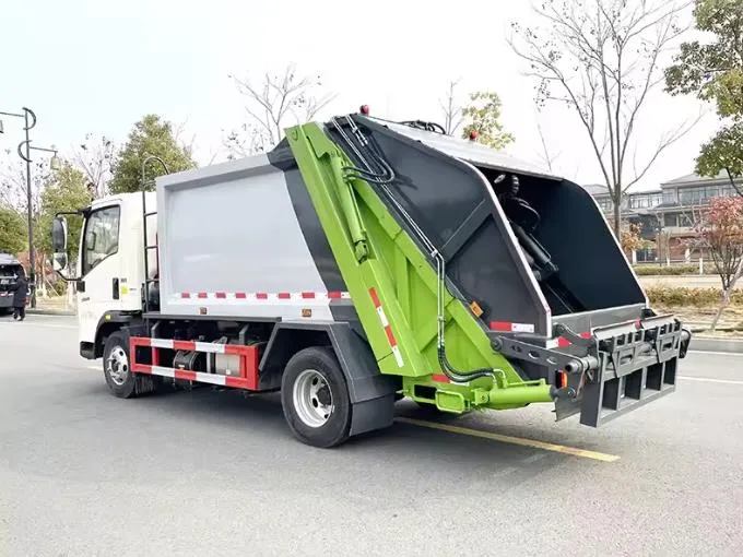 SINOTRUK HOWO 4x2 sanitation compressed garbage truck Picture