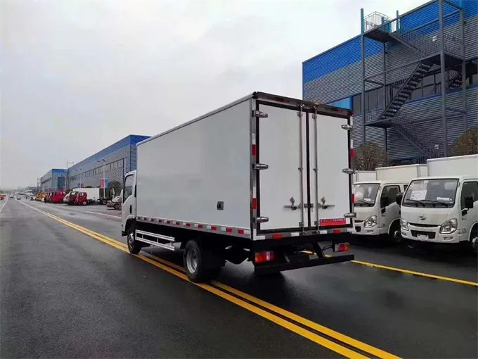 Isuzu 4x2 4 tons refrigerated truck Picture