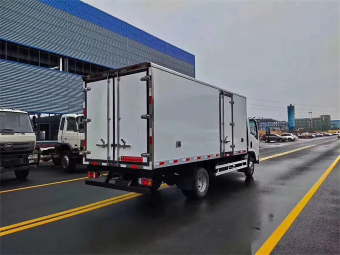 Isuzu 4x2 4 tons refrigerated truck Picture