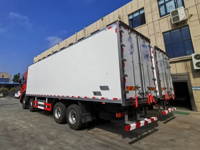 Dongfeng 8x4 32 Foot Refrigerator Truck Picture