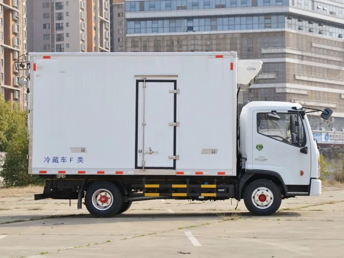 Dongfeng 4x2 5 ton 4m Refrigerator Truck Picture