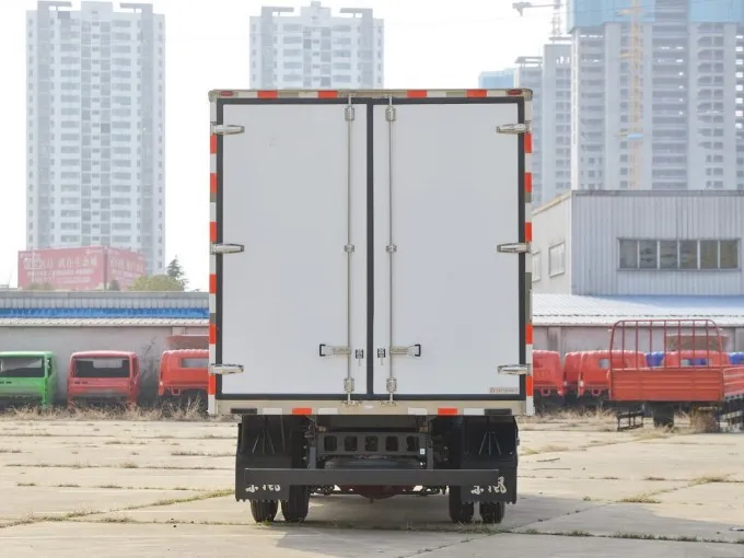 Dongfeng 4x2 5 ton 4m Refrigerator Truck Picture