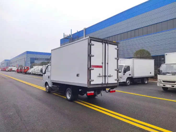 Dongfeng 4x2 2.8 Meter 2 Ton Refrigerated Truck Picture