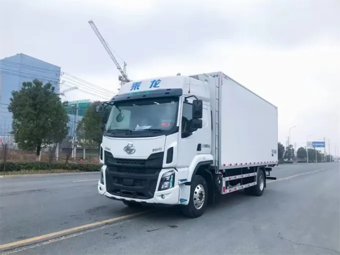 Dongfeng Liuqi 4x2 6.8M Diesel Manual Refrigerated Truck