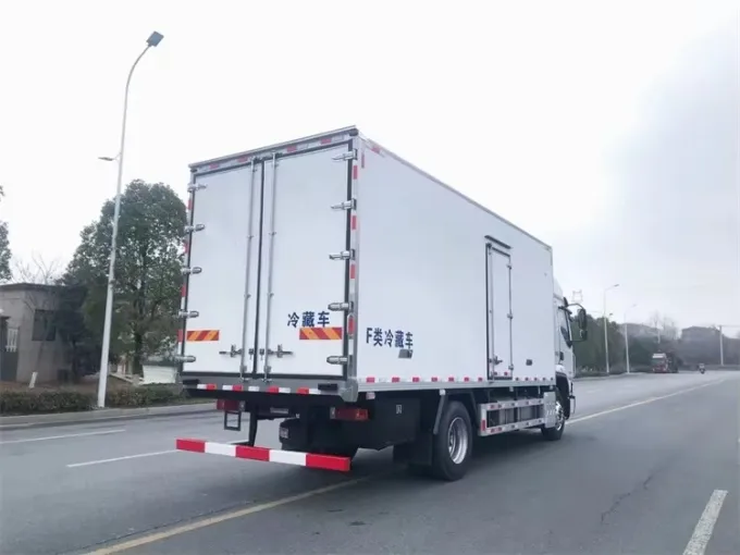 Dongfeng Liuqi 4x2 6.8M Diesel Manual Refrigerated Truck Picture