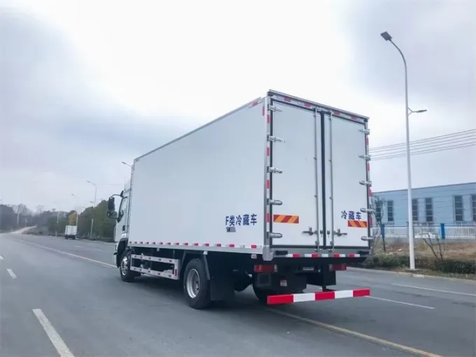 Dongfeng Liuqi 4x2 6.8M Diesel Manual Refrigerated Truck Picture