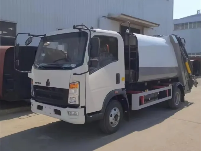 Howo 4x2 7CBM compressed garbage truck